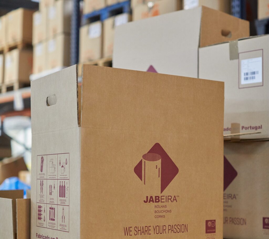 Des cartons d’expédition J.A. Beira empilés dans l’entrepôt, contenant des bouchons en liège haut de gamme pour bouteilles.