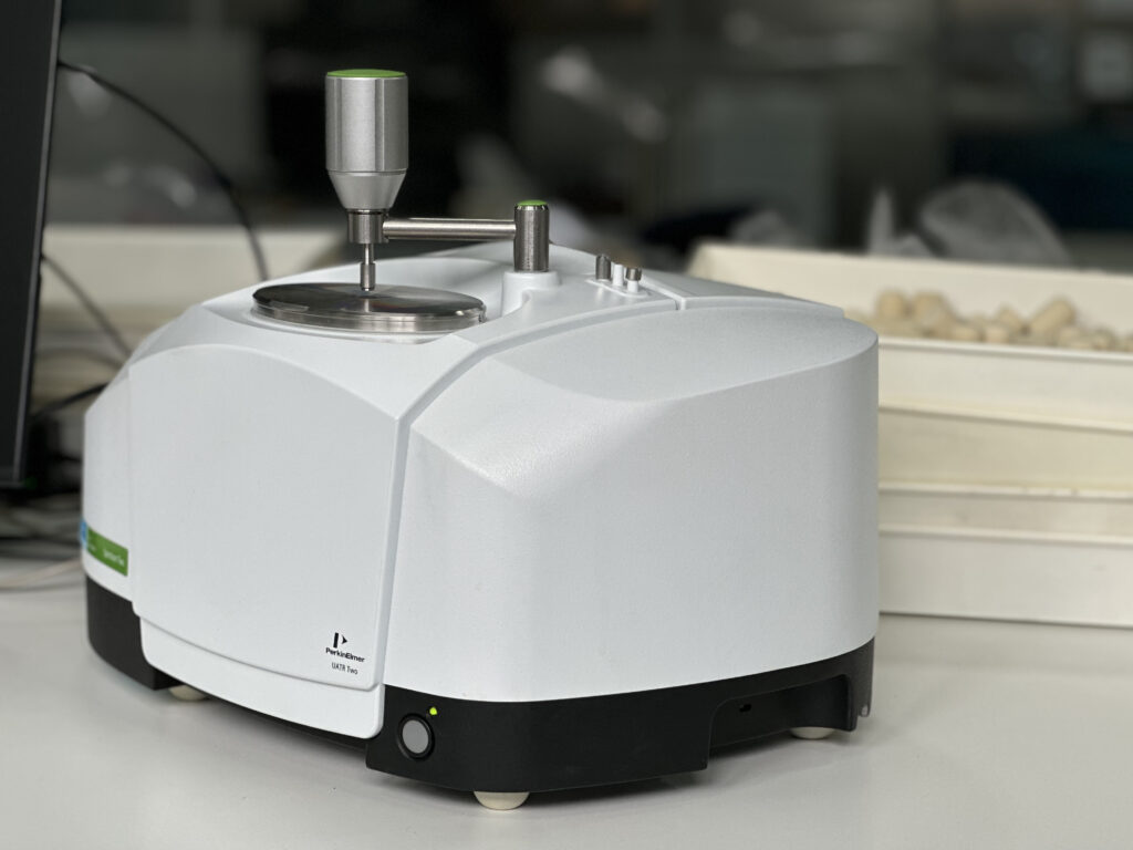 Équipement FTIR dans les installations de J.A.Beira, garantissant l’homogénéité des bouchons, le contrôle qualité, le traitement de surface et la préservation de la boisson.