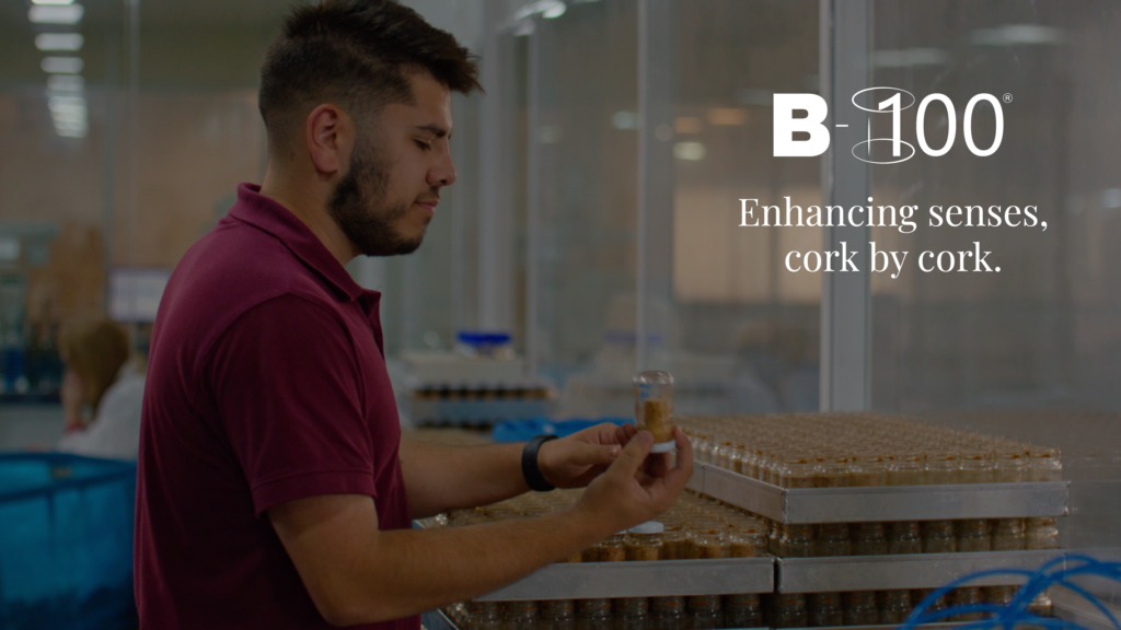 Un collaborateur de J.A.Beira procède à l'analyse sensorielle individuelle de chaque bouchon.